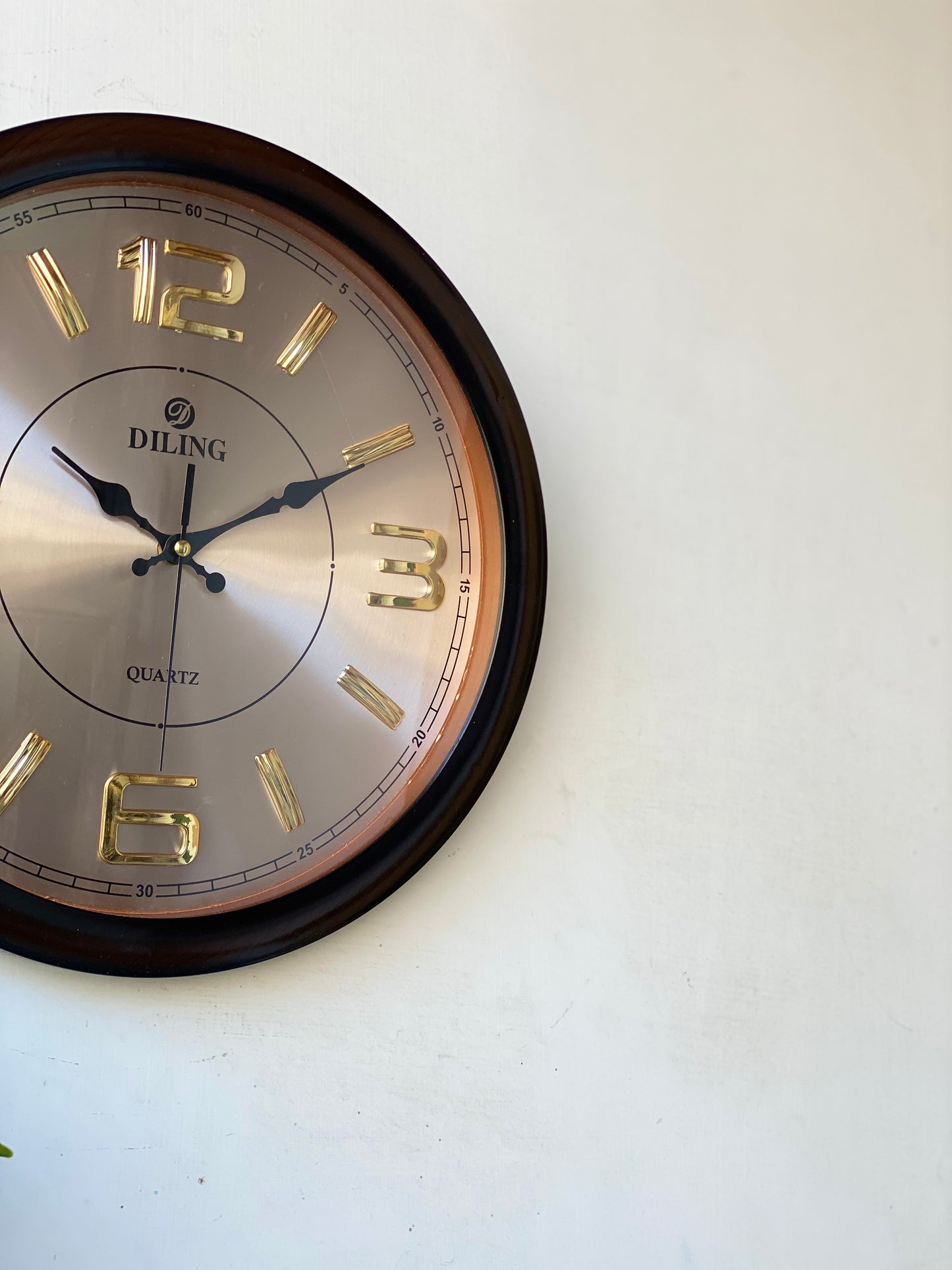 Modern Gold Accent Round Wall Clock CS-030