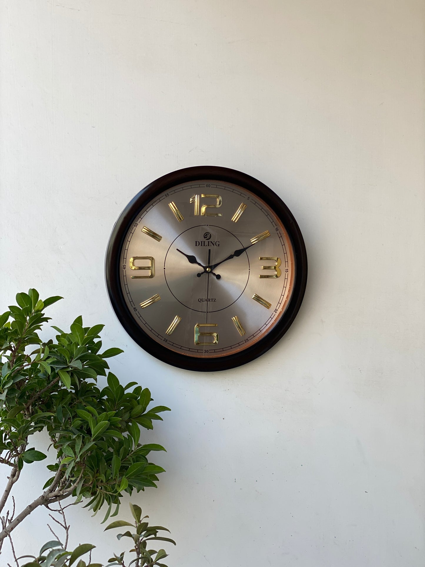 Modern Gold Accent Round Wall Clock CS-030